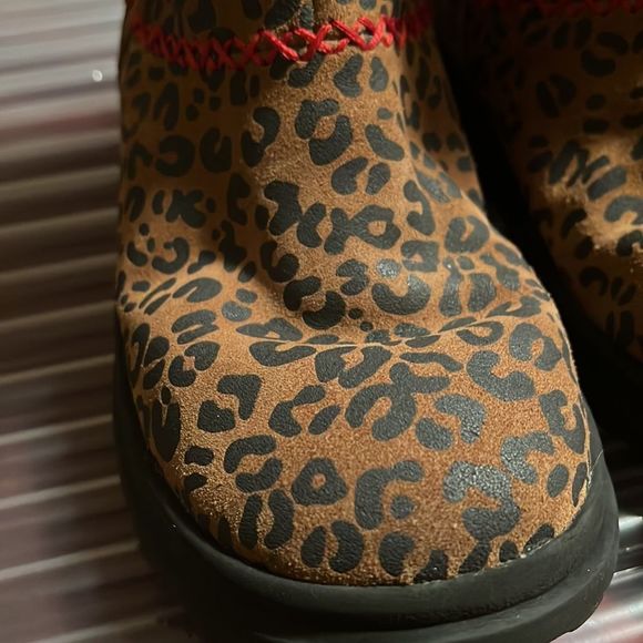 UGG KNOTTY LEOPARD BOOTS. Size 5. Very good used condition. - Picture 5 of 9
